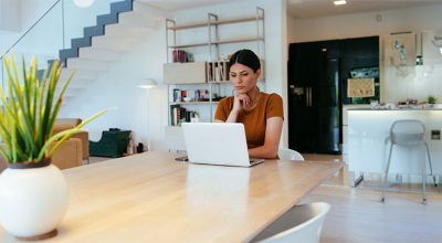 Salariée devant son ordinateur chez elle, bénéficiant d'un remboursement de ses frais de télétravail selon le barème 2025