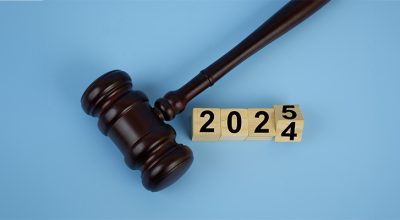 tarifs-annonces-legales-2025 marteau et chiffres en bois indiquant 2025 pour symboliser les changements des tarifs des annonces légales en 2025