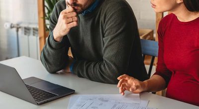 couple faisant des papiers afin de savoir comment se calcule le taux de prélèvement à la source