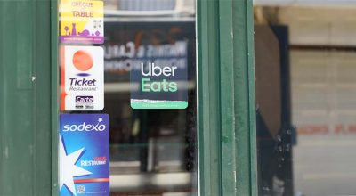 vitrine d'un restaurant sur laquelle sont collés les stickers des sociétés que l'établissement accepte pour les titres-restaurant en 2025
