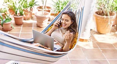 travail-jours-feries femme qui effectue son travail un jour férié dans son hamac