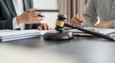 deux hommes en train de travailler sur la défense d'une entreprise en difficulté au sein d'un des tribunaux des activités économiques