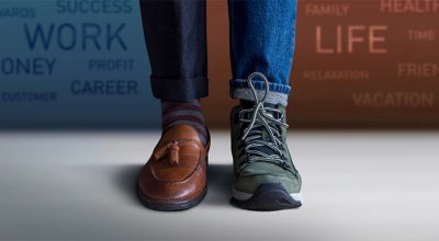homme portant d'un côté une chaussure chic et de l'autre côté une chaussure décontractée pour symboliser le respect de la vie privée au travail